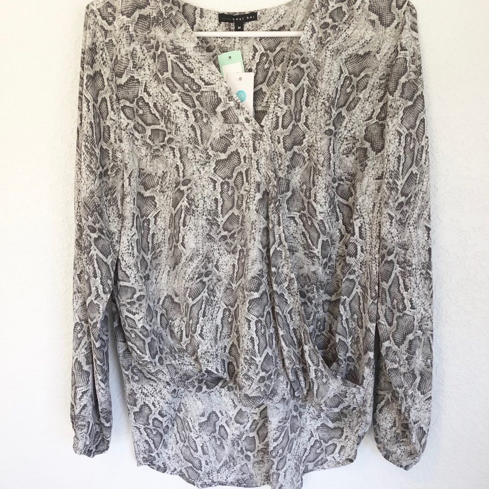 West Kei Women’s medium top, gray snake print